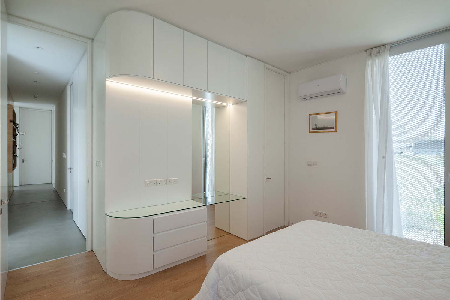 Wardrobe with curved corners and dressing table with transparent glass top