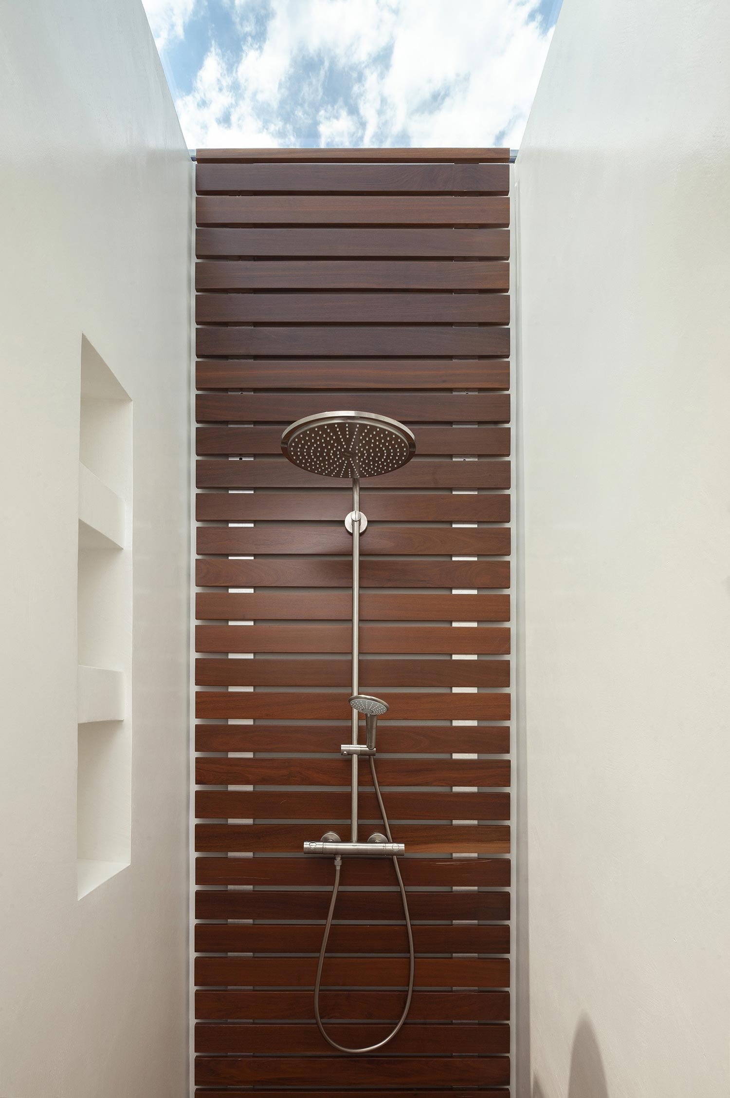 Shower with iroko decking and build in niches